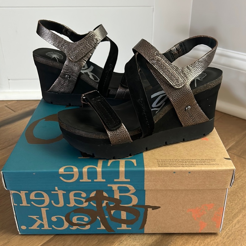 NWT OTBT black and silver wedge, size 6